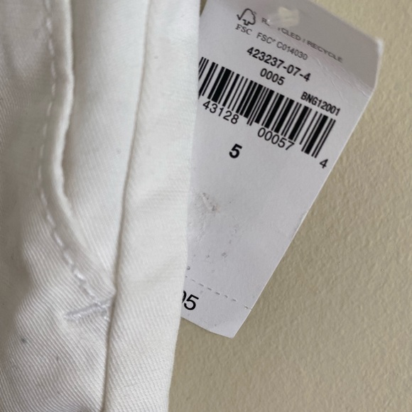 Gap shorts 5 NWT - Picture 3 of 6